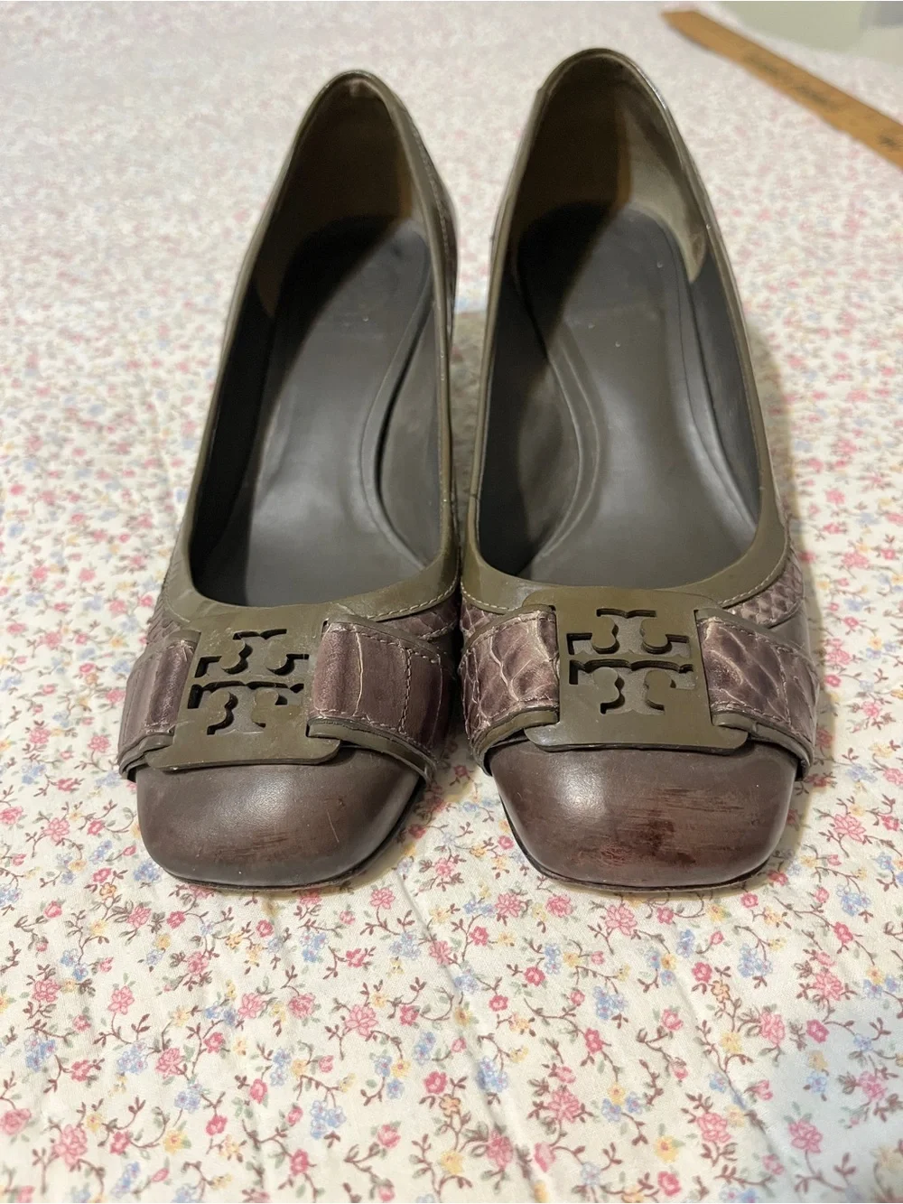 Tory Burch Odessa Olive and Brown Logo Square-Toe Heels. Size 7